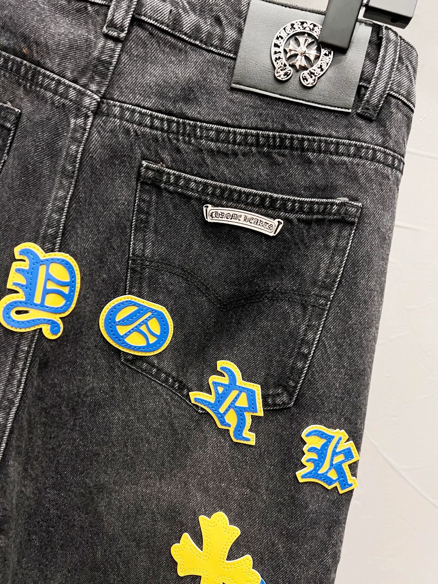 P240 Style number: [M937] Chrome hearts & Chrome hearts 25ss blue and yellow leather black trousers cross patch leather jeans CH Chrome hearts double knee cross patch leather bo1 version logging pants straight working pants B136 Chrome hearts cross Sanskrit overalls Counter price 24W level, patchwork cross flower embellishment, high waist washed jeans! ! Absolutely high-end luxury products, 1.9W level god-level single products, super popular products, made by top heavy industry, not to be missed. About Zangyin, this is an extremely luxurious fashion brand, which can also be called the nobles of the high street. It has always been an exclusive brand of some hipsters or rich second generation. Compared with ordinary high streets, it is more luxurious and noble. Compared with luxury brands, it has a more fashionable personality and has always been a brand that I have a special liking for. Imported yarn is custom-woven into a high-density twill canvas. While ensuring a stiff silhouette, the fabric feels very delicate. It follows the B01 classic silhouette. The upper body is crisp and stylish. The ready-made garments are stone-ground and fermented and can be matched with any style. Buttons and zinc brushing are washed with genuine YKK retro metal products. Double-layered canvas on the front. Perfect details. All hardware is perfect. Size: 30-32-34-36 Color: blue-yellow leather and black pants.